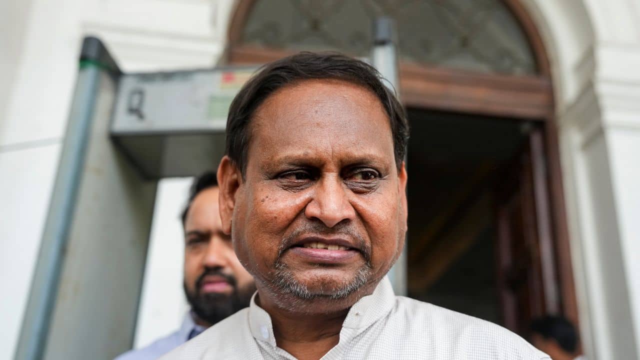 FIR Against Humayun Kabir: চোখের জলে স্বেচ্ছাবসর ঘোষণার দিনই হুমায়ুনের বিরুদ্ধে FIR, কী নিয়ে মামলা হল?