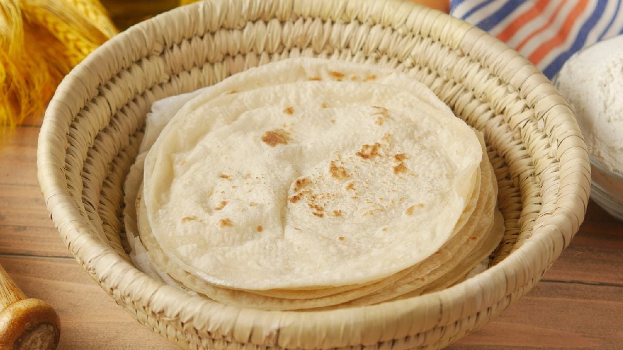 প্রতিদিনের ডায়েটে রুটি অত্যন্ত সাধারণ একটি খাবার হলেও একে ঘিরে কৌতূহলের শেষ নেই। রোজকার খাদ্যাভ্যাসের অত্যন্ত গুরুত্বপূর্ণ এই অংশটি সারা দেশেই ব্যাপক জনপ্রিয়। তবে এই চেনা খাবারটির এমন কিছু দিক রয়েছে যা অনেকেই জানেন না। Unsplash