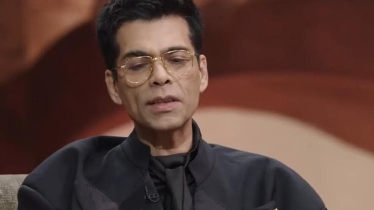 র্যাপিড ফায়ার রাউন্ড চলাকালীন এমন একটি প্রশ্ন ওঠে যা দর্শকদের এতদিনের কৌতূহল উসকে দেয়। করিশ্মা সরাসরি করণ জোহরকে জিজ্ঞেস করেন যে তিনি ওই কাপে সারাক্ষণ কী পান করেন। সবাই এতকাল ভেবে এসেছে যে শোয়ের নাম যখন কফি উইথ করণ, তখন নিশ্চয়ই কাপে কফি থাকে। Facebook