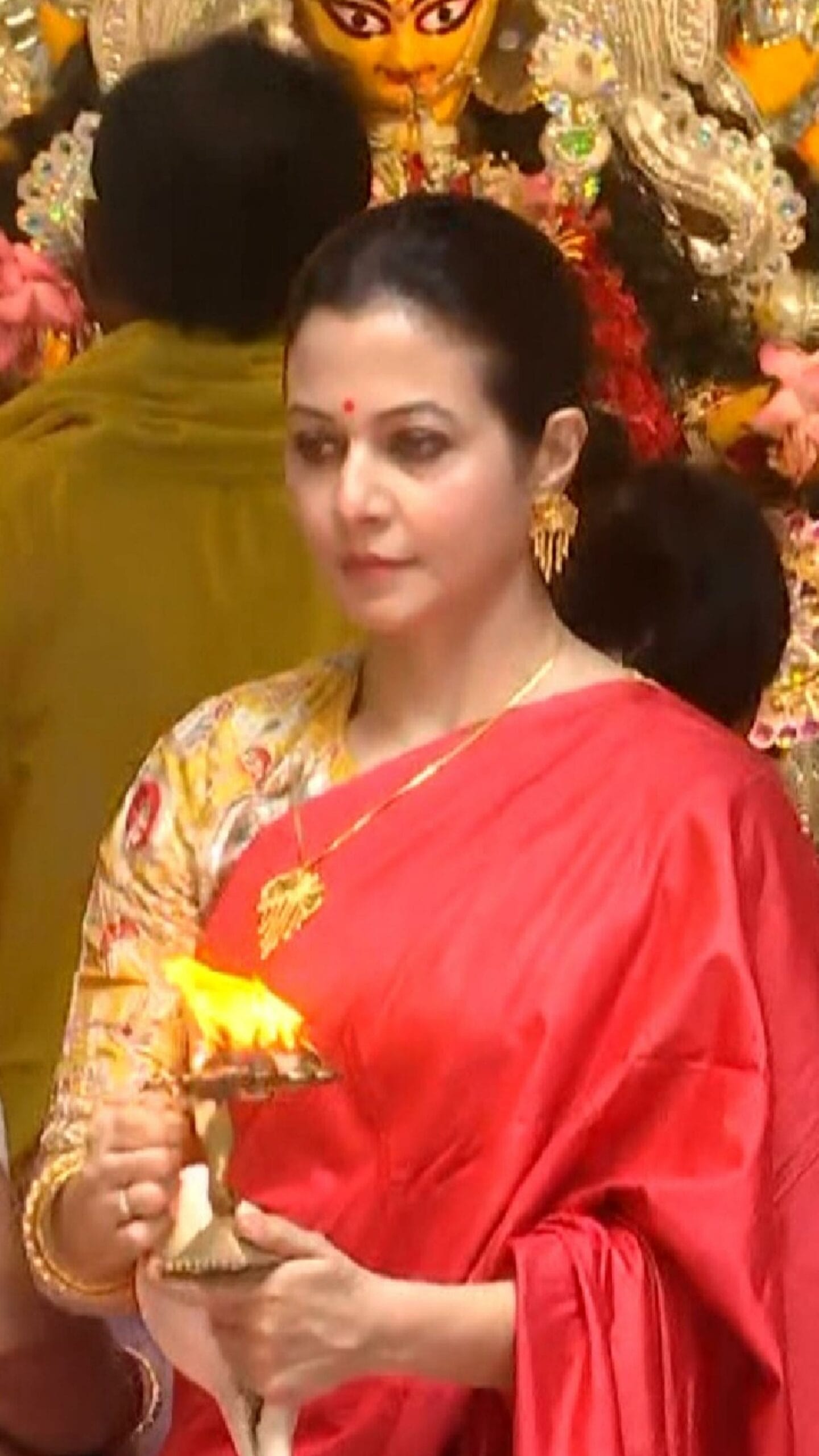 মল্লিকবাড়িতে অষ্টমীর পুজোয় ব্যস্ত কোয়েল
