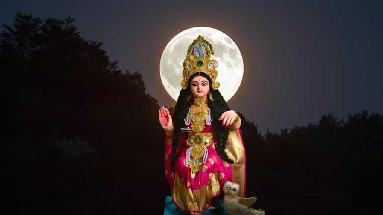 সামনেই কোজাগরী লক্ষ্মীপুজো, আর এই সময় বাঙালির ঘরে ঘরে নারকেল কোরানো হবেনা তা কি কখনও হয়! দেবীর আরাধনায় প্রসাদের থালায় এই গোলগাল মিষ্টির উপস্থিতি যেন একেবারে বাধ্যতামূলক। তবে ছোটবেলা থেকে এই প্রসাদ খেয়ে বড় হলেও, একে বিশ্বের দরবারে ইংরেজিতে ঠিক কী বলে তা অনেকেরই অজানা। Getty Images