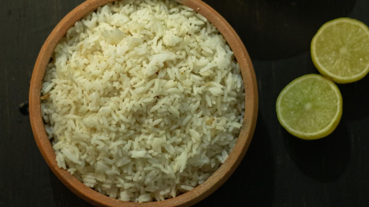 গ্যাস ওভেনে এই ভাত গরম করার পদ্ধতিটিও বেশ সহজ। প্রথমে কড়াইতে ঠান্ডা ভাত দিয়ে তার উপর দু'টুকরো বরফ রাখতে হবে। এরপর মাত্র এক চামচ জল ছিটিয়ে কড়াইয়ের ঢাকনা ভালোভাবে বন্ধ করে দিতে হবে। Image Credit- Pexel