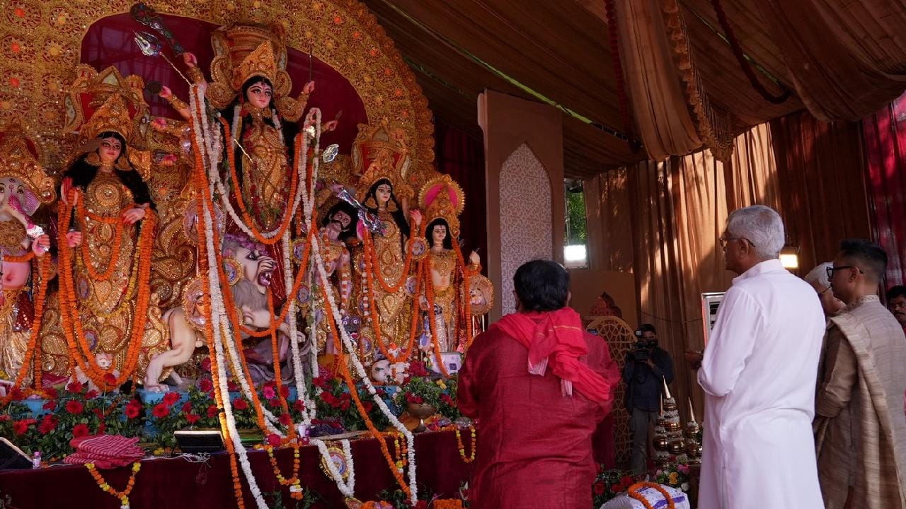 মণ্ডপ চত্বরে শুধু পুজোই নয়, জমিয়ে চলছে দেদার আড্ডাও। দর্শনার্থীরা নিজেদের মধ্যে গল্পগুজবে মেতে উঠেছেন, সকলের মুখেই একগাল হাসি আর উচ্ছ্বাস।