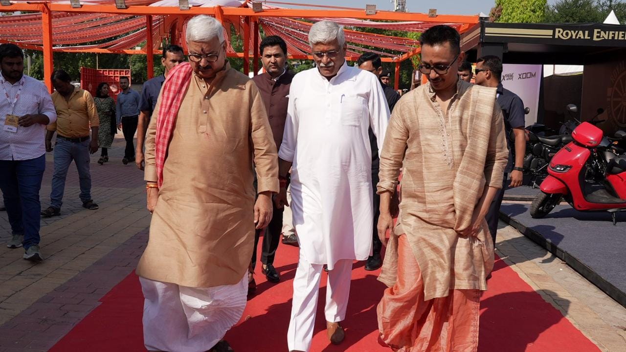 ধুনুচি নাচ আর ডান্ডিয়ার পাশাপাশি এমন জমজমাট আড্ডাই এই উৎসবকে আরও বিশেষ করে তুলেছে। আগামী দিনগুলোতেও এমনই মেজাজে থাকবে টিভি৯ ফেস্টিভ্যাল অব ইন্ডিয়া।