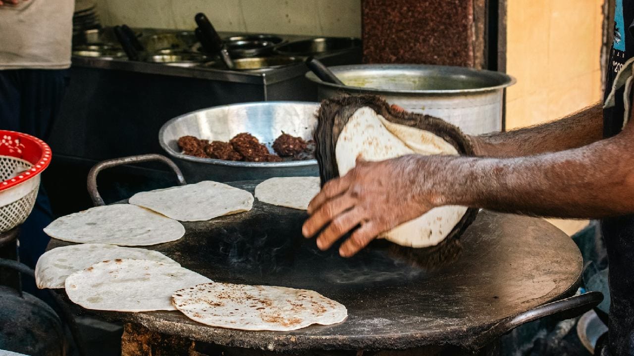 পুষ্টিগুণের দিক থেকে বিচার করলে রুটিকে রীতিমতো এনার্জির পাওয়ার হাউস বলা যেতে পারে। একটি সাধারণ আটার রুটিতে প্রায় ৩ থেকে ৪ গ্রাম প্রোটিন থাকে এবং মেলে জরুরি ক্যালসিয়াম। তাই ভাত খাওয়ার চেয়ে রুটি খাওয়া বেশি স্বাস্থ্যকর বলে মনে করেন বিশেষজ্ঞরা। Unsplash