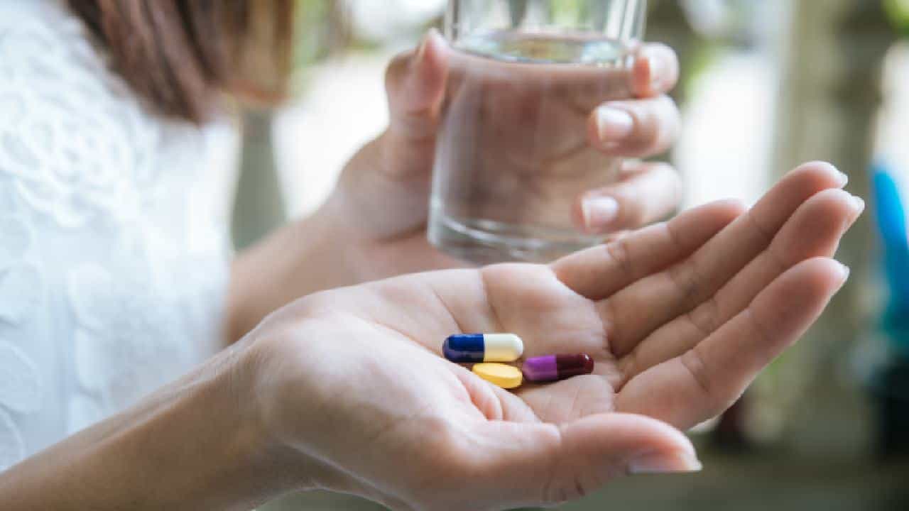 Health tips: জানেন ঠিক কতটা জল দিয়ে ওষুধ খাওয়া উচিত? Health tips: জানেন ঠিক কতটা জল দিয়ে ওষুধ খাওয়া উচিত?