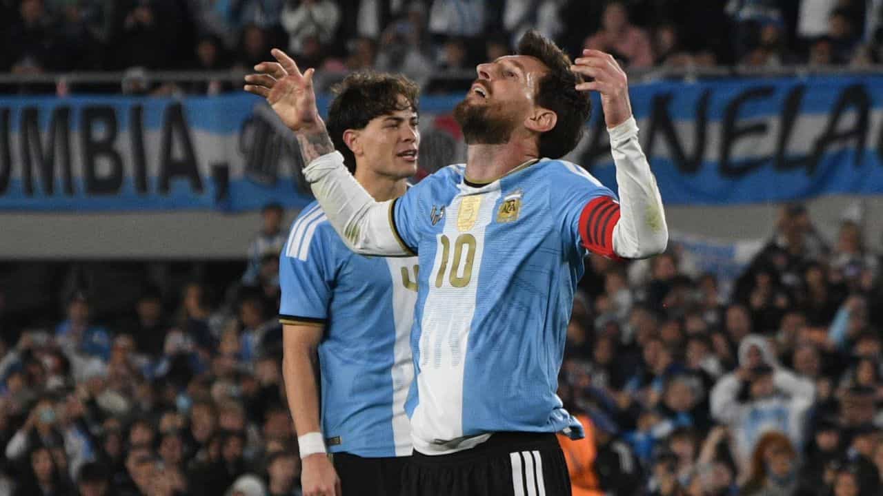Lionel Messi Last Match: বিদায় আর্জেন্টিনা! শেষ ম্যাচে গোল করেই নীল-সাদা জার্সিকে বিদায় জানালেন মেসি Lionel Messi Last Match: বিদায় আর্জেন্টিনা! শেষ ম্যাচে গোল করেই নীল-সাদা জার্সিকে বিদায় জানালেন মেসি