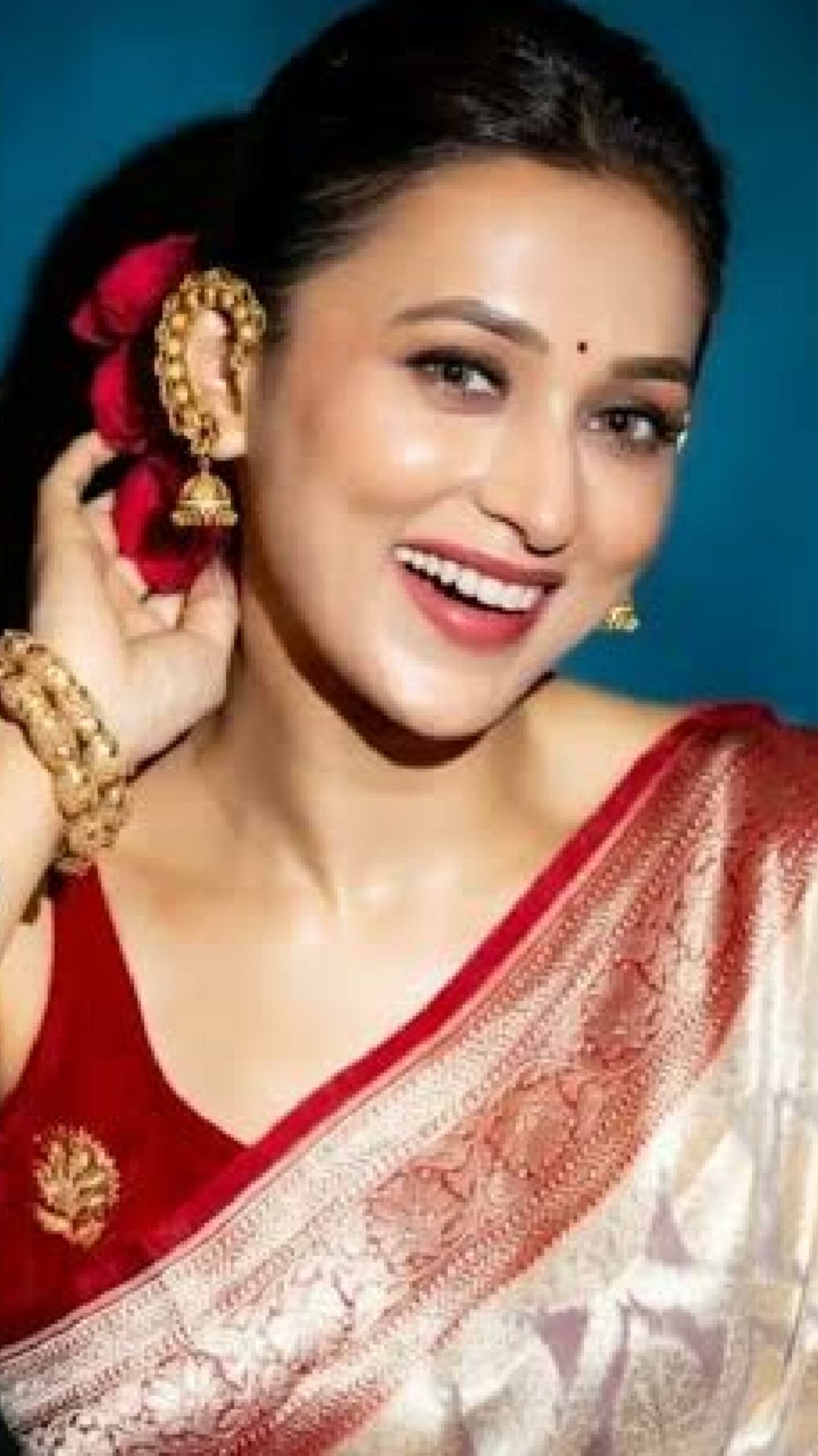 অষ্টমীর পুণ্যলগ্নে অঞ্জলি, পুজোর মেজাজে মিমি চক্রবর্তী
