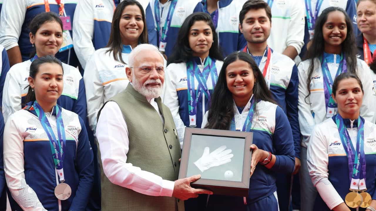 Narendra Modi: এশিয়াডের পদকজয়ীদের সঙ্গে সাক্ষাৎ মোদীর, হরমনদের কী বললেন প্রধানমন্ত্রী? Narendra Modi: এশিয়াডের পদকজয়ীদের সঙ্গে সাক্ষাৎ মোদীর, হরমনদের কী বললেন প্রধানমন্ত্রী?