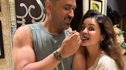 আইসক্রিম খাবেন সাক্ষী? ধোনির মজাতে হাসির রোল নেটপাড়ায়