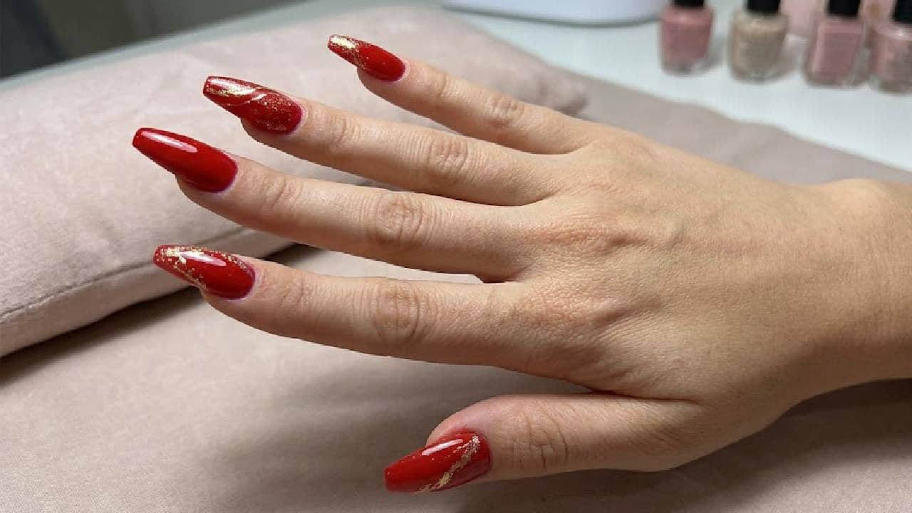 Nail polish risks: কাদের ডান হাতে নেলপলিশ পরলেই বিপদ জানেন?