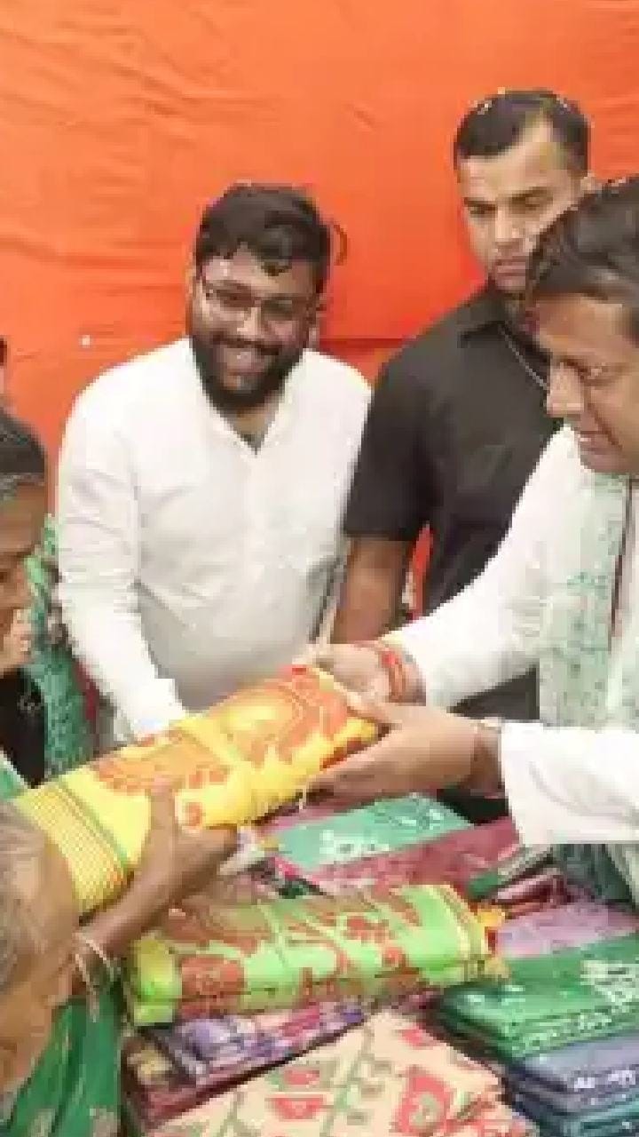 কোথায় খুলল ‘নমো-মল’? ১০ টাকায় মিলছে পোশাক