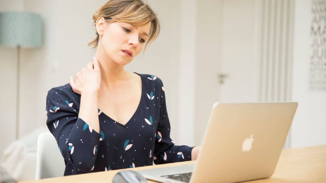 Laptop posture: ল্যাপটপে কাজ করার পরেই ঘাড়ে-পিঠে মারাত্মক যন্ত্রণা? এই ছোট্ট ভুলটা করলেই বড় বিপদ