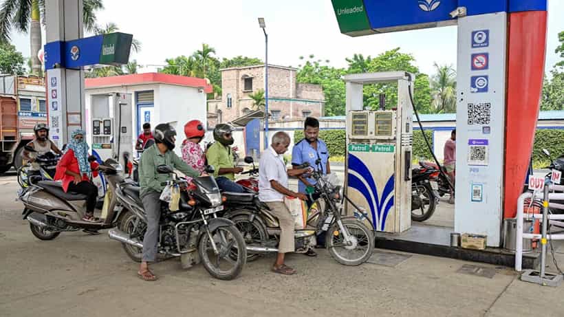 Petrol-Diesel Price: দুবাইয়ে পেট্রোলের দাম ভারতের শহরের থেকে বেশি? শুধু অক্টোবরেই দামবৃদ্ধি ১৬%?