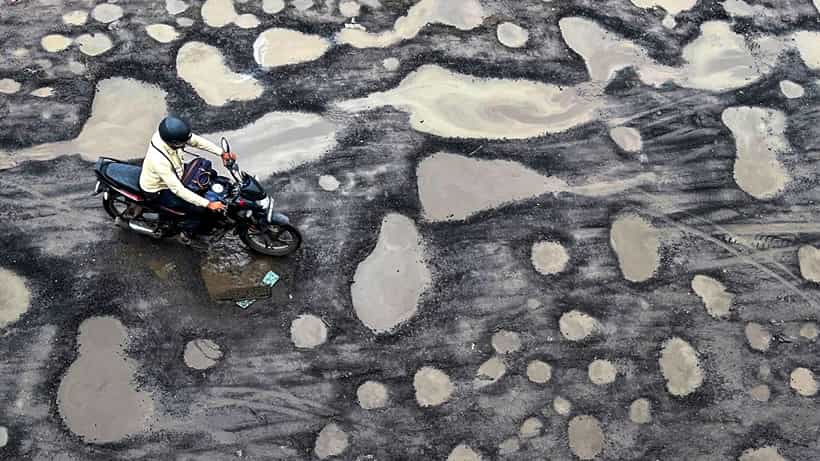 Kolkata Municipal Corporation: রাস্তা খারাপ দেখলেই ফোন করুন, সঙ্গে সঙ্গে গাড়ি পাঠাবে পুরসভা