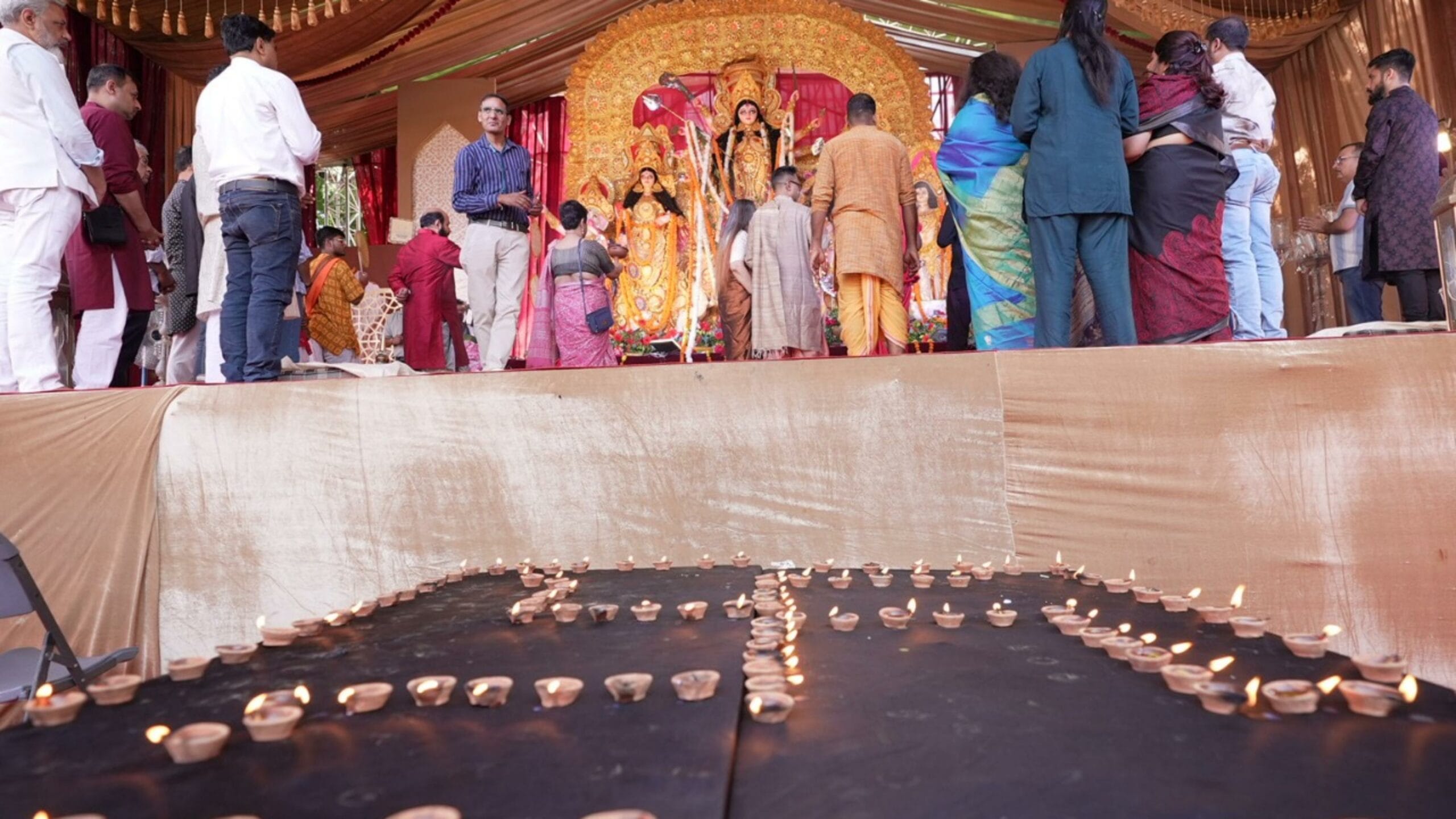 অপরূপ সুন্দর প্রতিমার সামনে বসে তখন মায়ের আরাধনায় মগ্ন উপস্থিত দর্শনার্থীরা। সাবেকি সাজে দেবী দুর্গার এই মোহময়ী রূপ নিমেষেই সকলের মন জয় করে নিয়েছে।