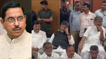 ধর্নায় মুখ্যমন্ত্রী শিবকুমার! 'আতঙ্ক তৈরির চেষ্টা' বললেন প্রহ্লাদ যোশী