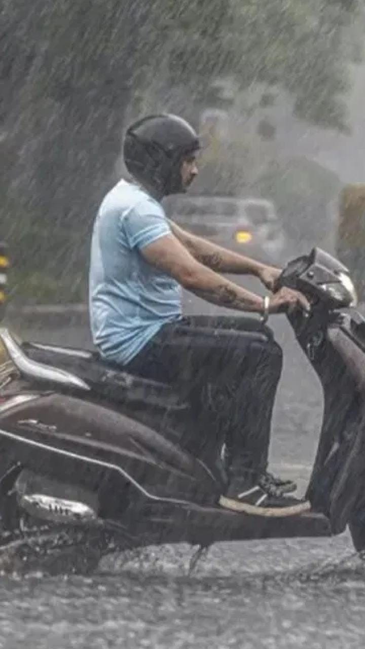 পুজোর মুখে বৃষ্টির সঙ্গে ঘন ঘন বজ্রপাত, পুজোতেও ভাসবে শহর?