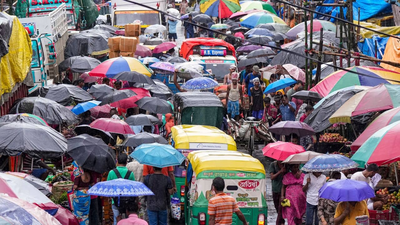 West Bengal Weather: পুজোর মাত্র ১০ দিন বাকি, এখন আবার নতুন করে বৃষ্টি বাংলায়! কোন কোন জেলা ভাসবে?