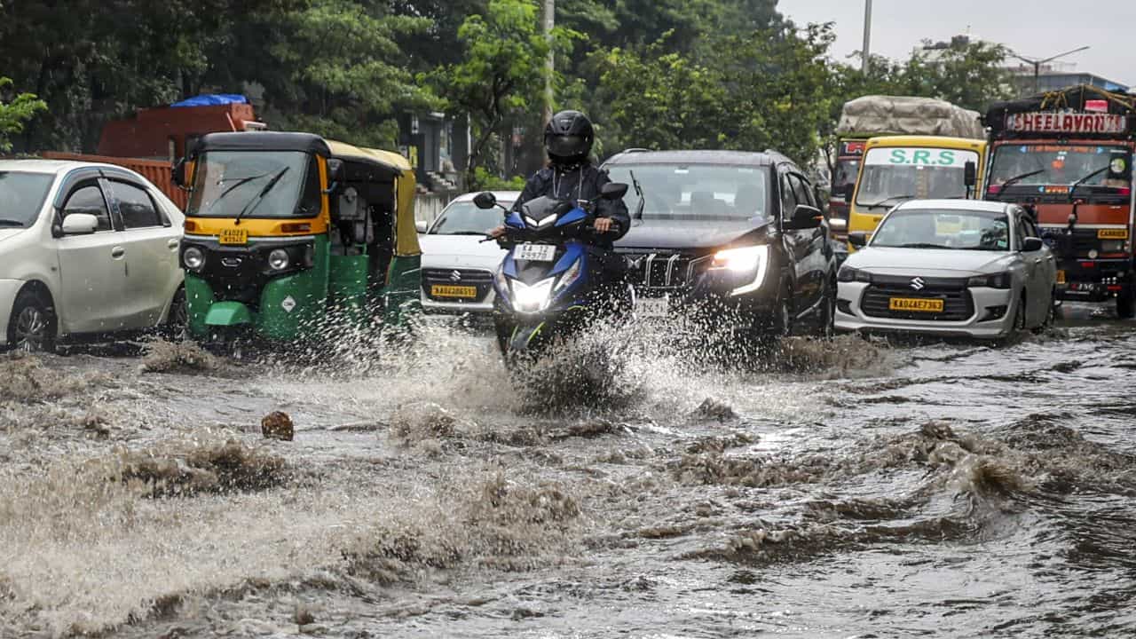 Kolkata Heavy Rain: ২ মিনিটেই দুপুর হয়ে গেল রাত! কলকাতার আকাশে বজ্রগর্ভ মেঘ, তুমুল বৃষ্টি, বাড়ি থেকে বেরনো বারণ... Kolkata Heavy Rain: ২ মিনিটেই দুপুর হয়ে গেল রাত! কলকাতার আকাশে বজ্রগর্ভ মেঘ, তুমুল বৃষ্টি, বাড়ি থেকে বেরনো বারণ...