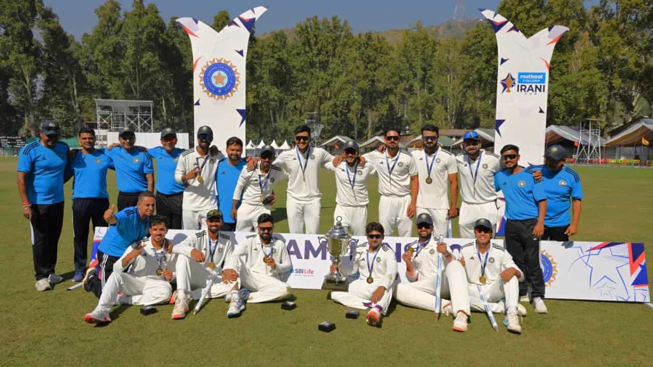 Irani Trophy 2026: ফাইনালে দাপট মুকেশ-আকাশ দীপের, ইরানি ট্রফি চ্যাম্পিয়ন লক্ষ্মীরতনের অবশিষ্ট ভারত! Irani Trophy 2026: ফাইনালে দাপট মুকেশ-আকাশ দীপের, ইরানি ট্রফি চ্যাম্পিয়ন লক্ষ্মীরতনের অবশিষ্ট ভারত!