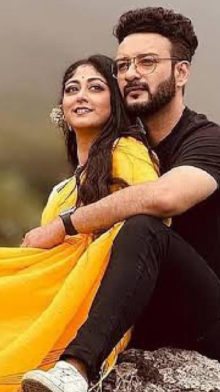 গল্ফ গ্রিনে পাড়ার পুজোতে অঞ্জলি দিলেন প্রেমিক-প্রেমিকা