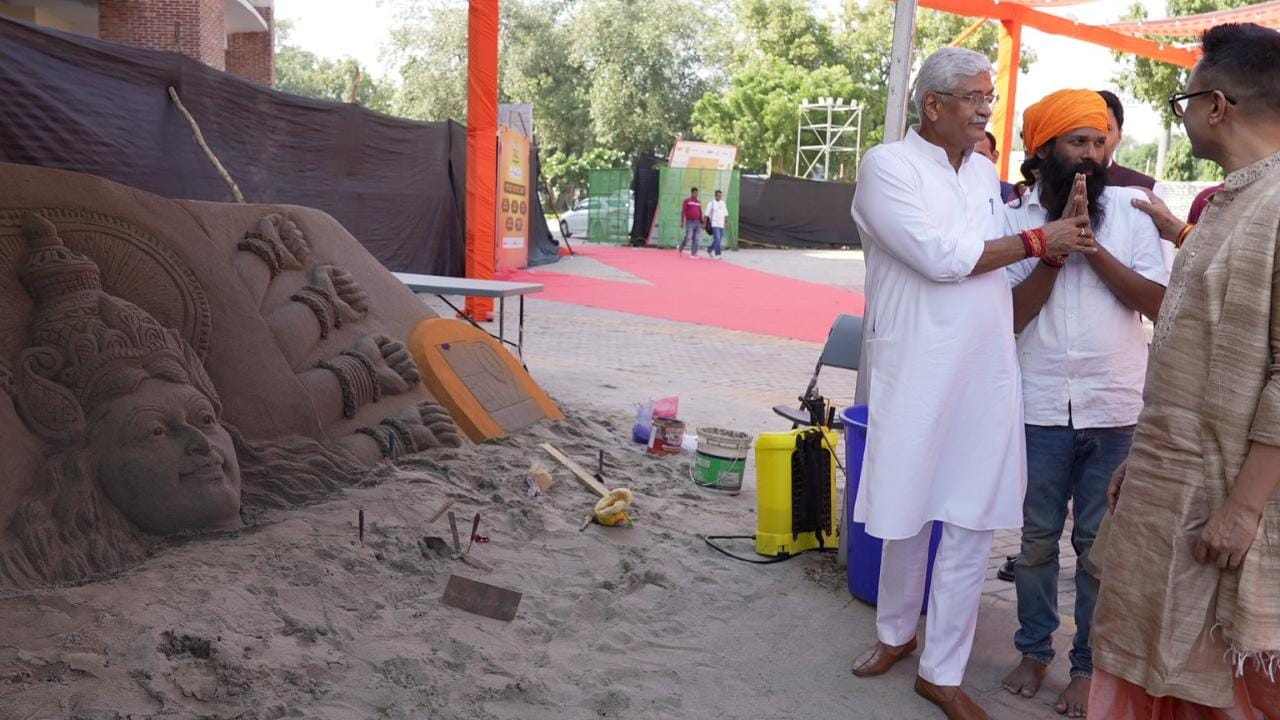 খাওয়া-দাওয়া আর জমিয়ে আড্ডা দেওয়ার জন্য এর চেয়ে ভালো জায়গা আর কী বা হতে পারে! দিল্লির বুকেই যেন এক টুকরো বাংলার ছবি ফুটে উঠেছে এই ফেস্টিভ্যাল অব ইন্ডিয়ায়।
