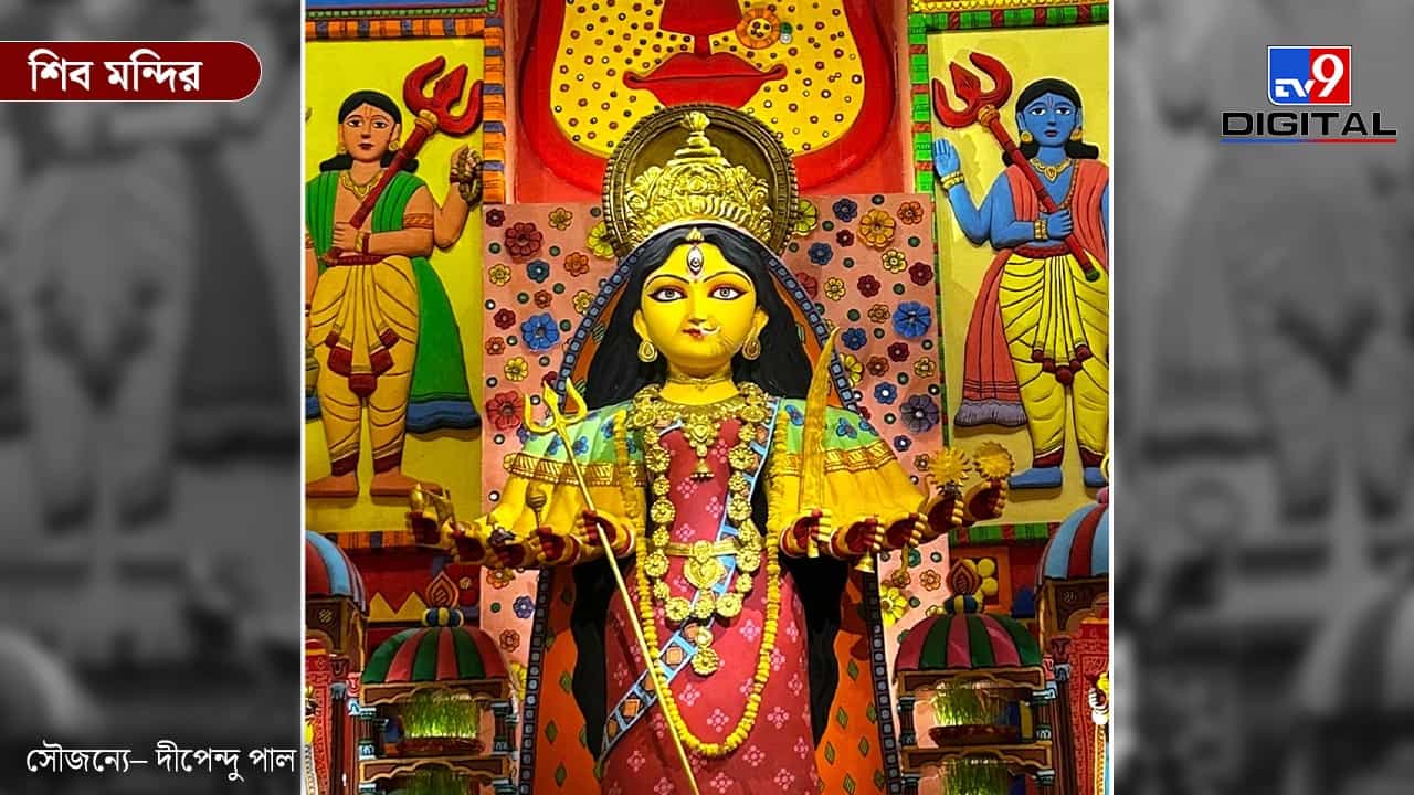 শিব মন্দির সর্বজনীনের এবারের পুজোর থিম ‘রাজস্থানী আর্ট’। মণ্ডপসজ্জায় রাজস্থানের ঐতিহ্যবাহী শিল্পকলা ও সংস্কৃতির এক অপরূপ মেলবন্ধন ফুটিয়ে তোলা হয়েছে। দর্শনার্থীরা এই মণ্ডপে পা রাখলেই মরুরাজ্যের রঙিন উৎসবের আমেজ অনুভব করতে পারবেন।