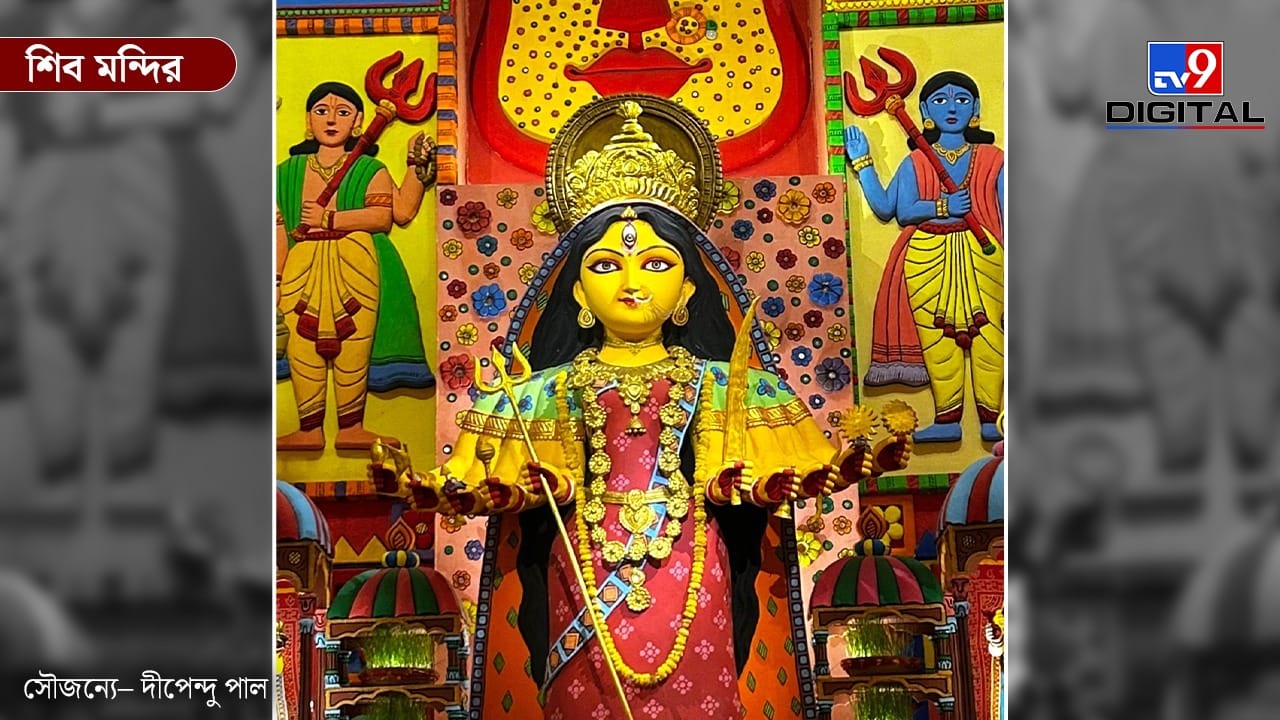 শিব মন্দির সর্বজনীনের এবারের পুজোর থিম ‘রাজস্থানী আর্ট’। মণ্ডপসজ্জায় রাজস্থানের ঐতিহ্যবাহী শিল্পকলা ও সংস্কৃতির এক অপরূপ মেলবন্ধন ফুটিয়ে তোলা হয়েছে। দর্শনার্থীরা এই মণ্ডপে পা রাখলেই মরুরাজ্যের রঙিন উৎসবের আমেজ অনুভব করতে পারবেন।