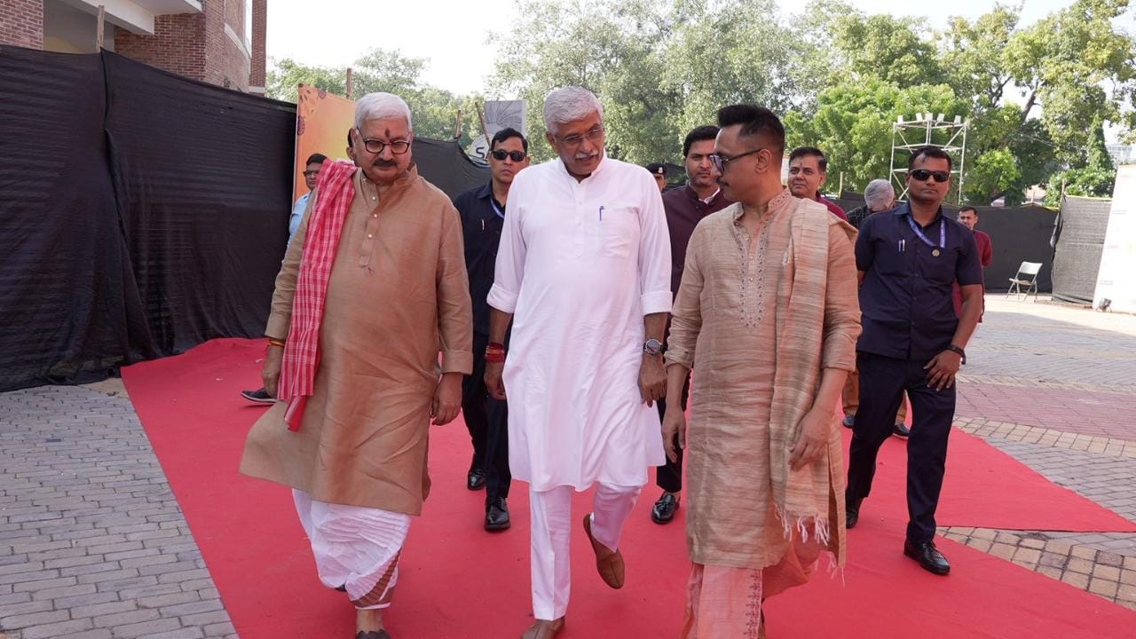পুজো আর যজ্ঞের পাশাপাশি আজ উৎসব প্রাঙ্গণে উপস্থিত ছিলেন কেন্দ্রীয় সংস্কৃতি ও পর্যটন মন্ত্রী গজেন্দ্র সিং শেখাওয়াত। টিভি৯ ফেস্টিভ্যাল অব ইন্ডিয়ার এই বিশাল আয়োজন ঘুরে দেখেন তিনি।