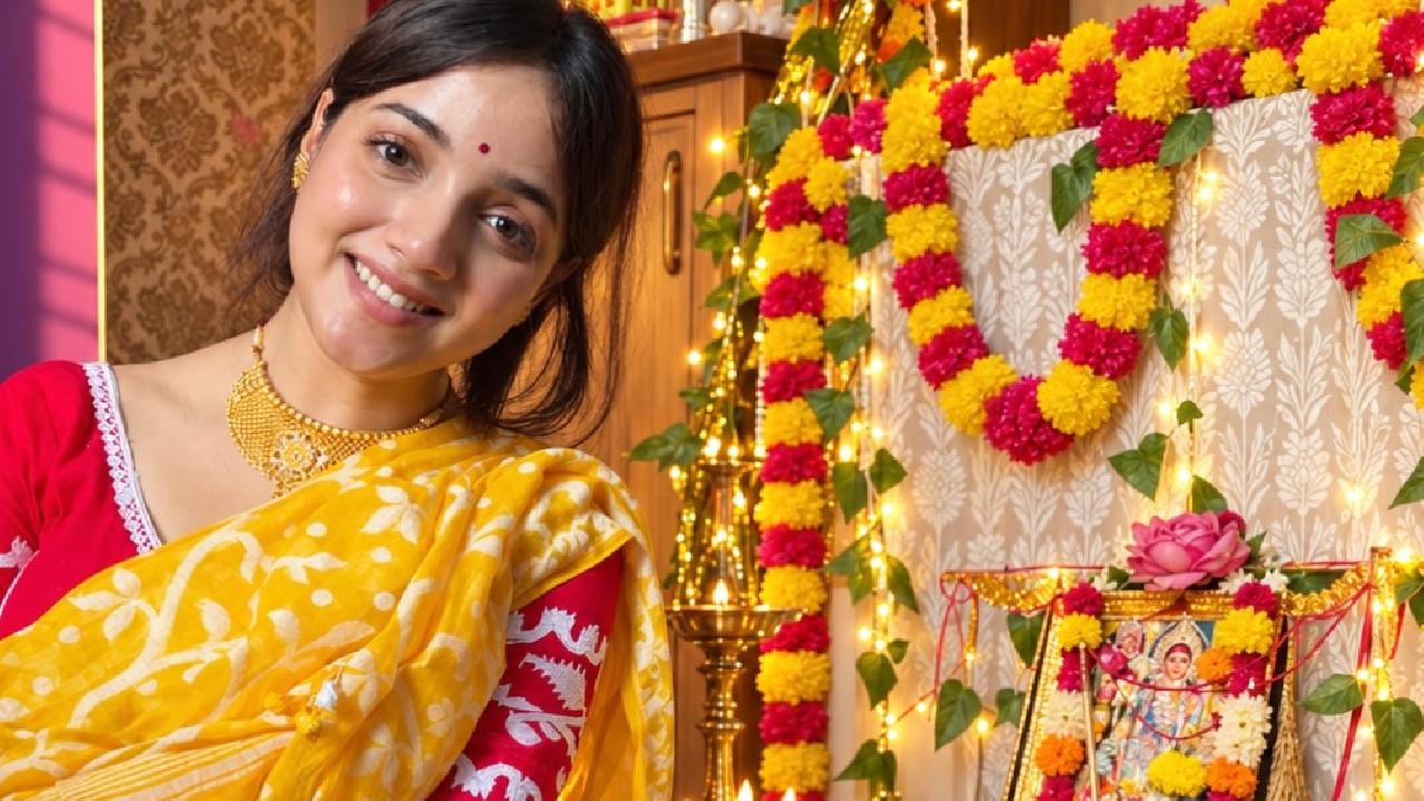 নিখুঁত আয়োজনে লক্ষ্মীপুজো করেছেন শ্রীতমা মিত্র। উৎসবের এই বিশেষ দিনে দেবীর কাছে সুখ ও সমৃদ্ধি প্রার্থনা করেছেন অভিনেত্রী। তাঁর বাড়ির পুজোর মনোরম পরিবেশ দেখে মুগ্ধ হয়েছেন নেটিজেনরা। Instagram