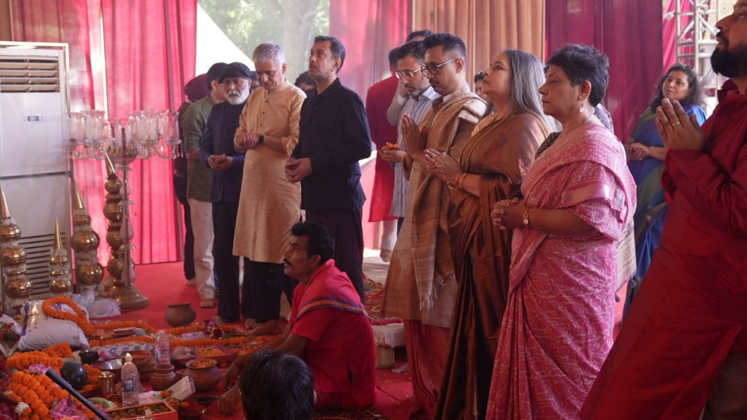 উৎসবের আনন্দ আর প্রাঙ্গণের ব্যবস্থাপনা নিয়ে নিজেদের মধ্যে আলোচনা সারলেন টিভি৯ নেটওয়ার্কের এমডি ও সিইও বরুণ দাস ও অন্যান্য বিশিষ্টজনেরা। বড়দের পাশাপাশি খুদেদের জন্যও এই উৎসবে রাখা হয়েছে আঁকা ও ফ্যান্সি ড্রেস প্রতিযোগিতার বিশেষ আয়োজন।