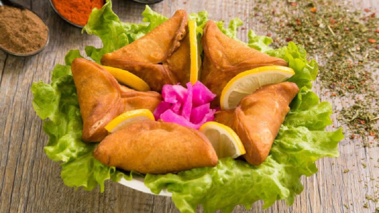 ভারতের অন্য প্রান্তে এর নাম সমোসা হলেও, বাঙালির কাছে এটি আদ্যোপান্ত সিঙারা। সত্যি আর মিথের মিশেলে তৈরি এই সিঙারার ইতিহাস সত্যিই অবাক করার মতো। আজ বিকেলবেলা চায়ের কাপের সঙ্গে ধোঁয়া ওঠা সিঙারায় কামড় দেওয়ার সময় এই রাজকীয় লোককথাটি মনে পড়তেই পারে। Unsplash