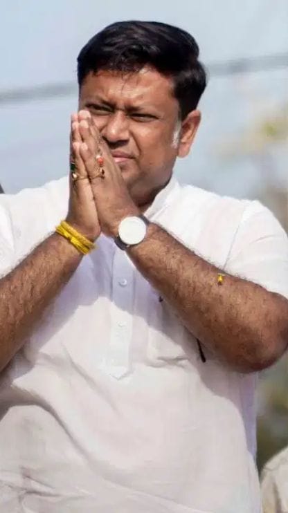 'মমতা সোশ্যাল মিডিয়াতে সবাইকে ফ্রেন্ড রিকোয়েস্ট পাঠাচ্ছেন'