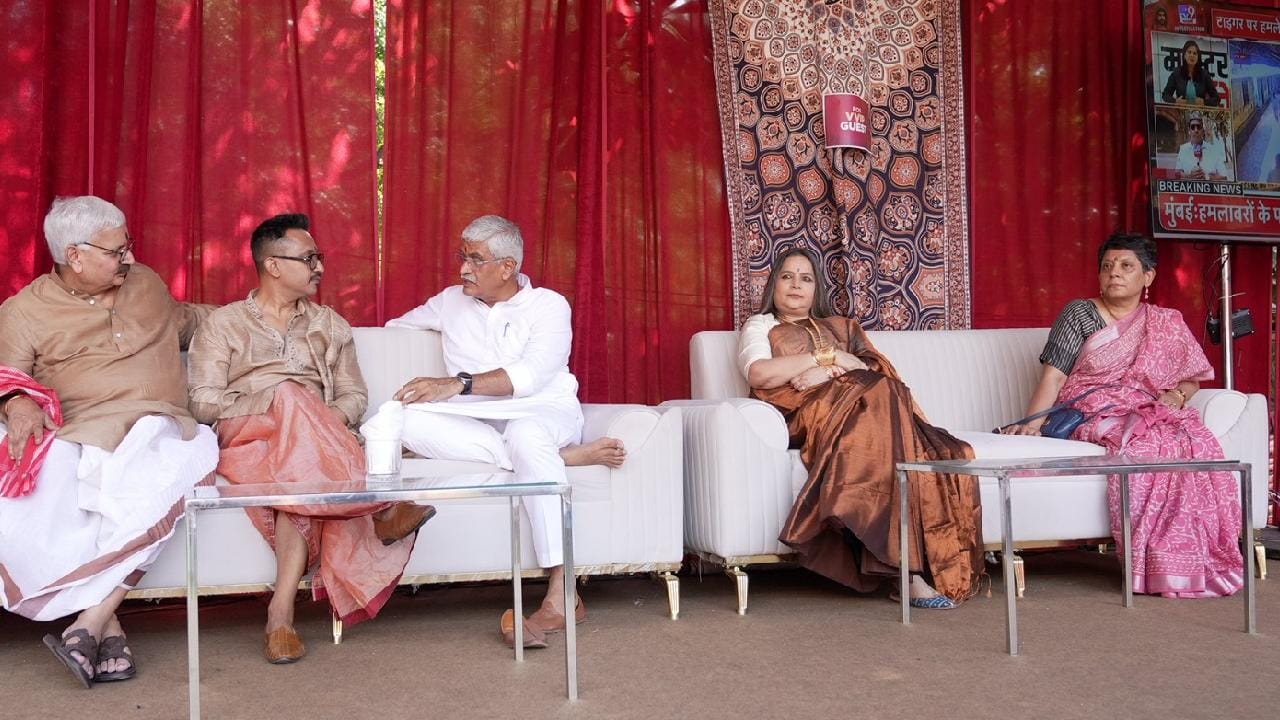 উৎসবের এমন জাঁকজমক ও ব্যবস্থাপনা দেখে মুগ্ধ হন কেন্দ্রীয় মন্ত্রী। উপস্থিত বিশিষ্টজনেদের সঙ্গেও বেশ কিছুক্ষণ সময় কাটান এবং উৎসবের আনন্দ ভাগ করে নেন তিনি।
