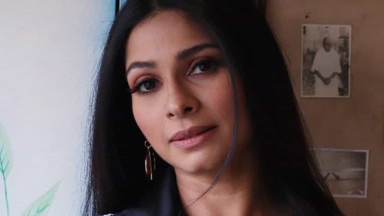 কাজলের বোন তথা জনপ্রিয় অভিনেত্রী তনিশা মুখোপাধ্যায় তিরিশের কোঠার শেষের দিকে এই পদ্ধতি গ্রহণ করেন। নিজের পেশাগত জীবনে আরও বেশি সময় দেওয়ার জন্যই তিনি এই আধুনিক চিকিৎসাবিজ্ঞানের সাহায্য নিয়েছিলেন। সমাজের চিরাচরিত নিয়মের বাইরে গিয়ে সম্পূর্ণ নিজস্ব শর্তে মা হওয়ার স্বপ্ন পূরণ করতেই এই পদক্ষেপ করেন তনিশা। Facebook
