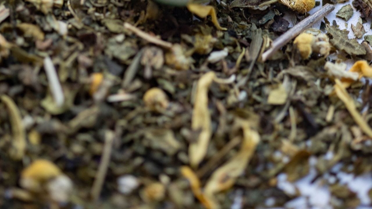 তবে বড় কোনও জায়গায় ব্যবহার করার আগে বাড়ির ছোট অংশে এই তরলটি পরীক্ষা করে নেওয়া ভালো। বিশেষ করে দামী কাঠের আসবাবপত্র ব্যবহার করার আগে সেটি পরীক্ষা করে দেখে নেওয়া জরুরি।