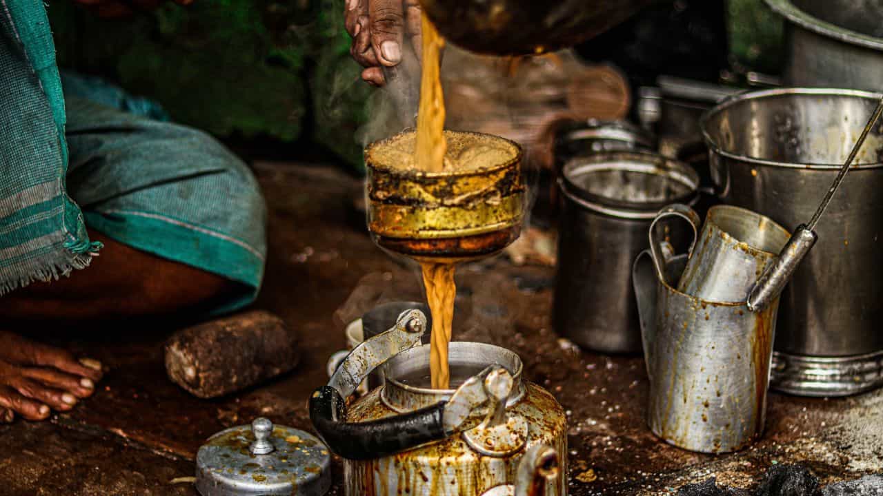 সকাল হোক বা সন্ধ্যা, চা না খেলে অনেকেরই দিন গুজরান হয় না। চা বানানোর পর যে চা পাতা পড়ে থাকে, তা অনেকেই ফেলে দেন। তবে জানেন কি, চা তৈরির পর এই চা পাতা ফেলে না দিয়ে, সেই চা পাতা দিয়ে অনেক কাজ করতে পারেন।