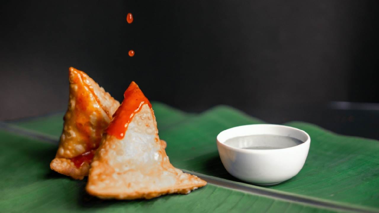 খুশি হয়ে মহারাজা কৃষ্ণচন্দ্র ধরিত্রী দেবীকে তিন ছড়া মুক্তোর মালা উপহার দেন। গল্প অনুযায়ী, ধরিত্রী দেবী এই নতুন খাবারের নাম রাখেন 'সমভুজা', যা সমান তিনটি ভুজ বা দিক বোঝায়। অনেকেই মনে করেন, এই সমভুজাই কালের নিয়মে আজ সিঙারা হয়ে গিয়েছে। Unsplash