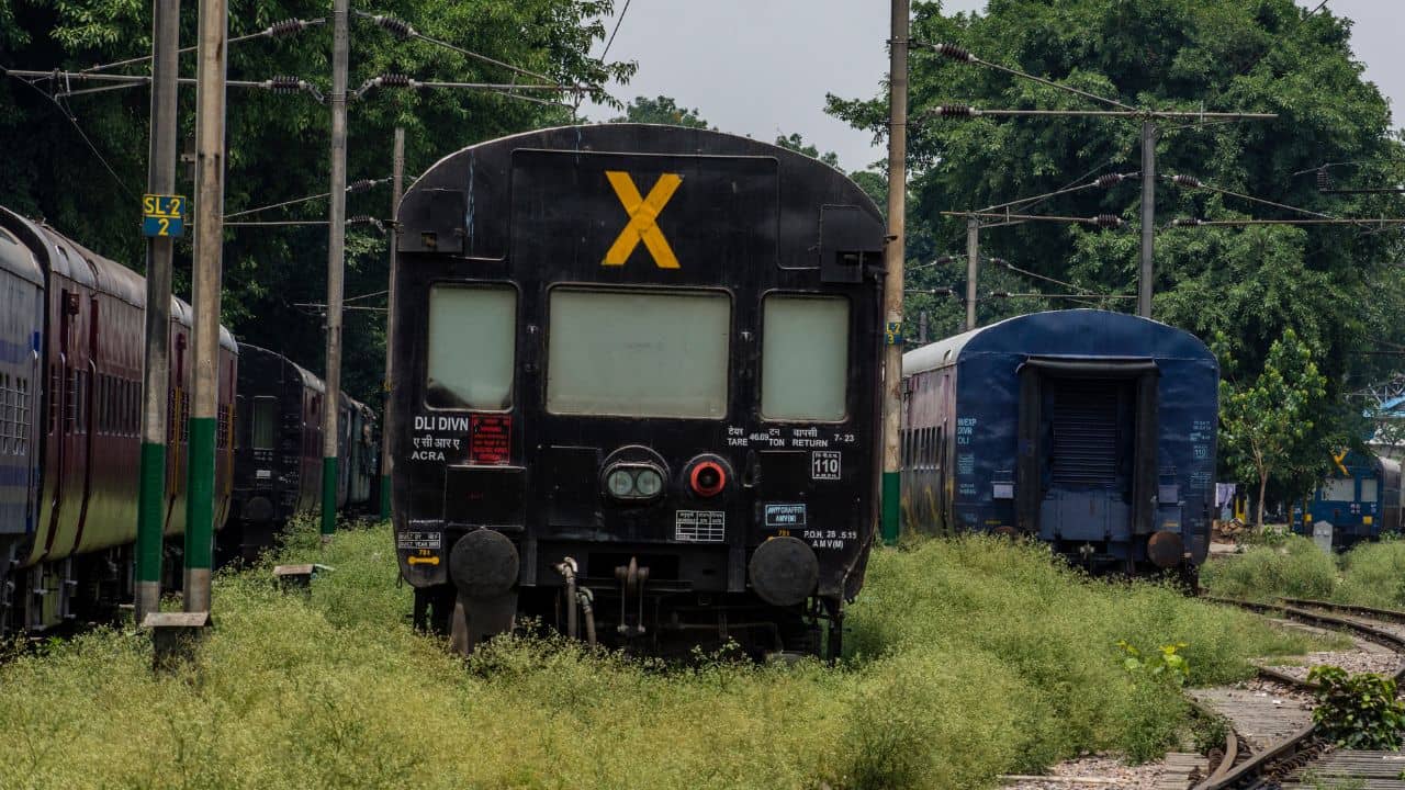 X on Trains last coach: ট্রেনের শেষ কামরায় বড় ‘X’ চিহ্ন কেন থাকে? জানুন এর আসল কারণ