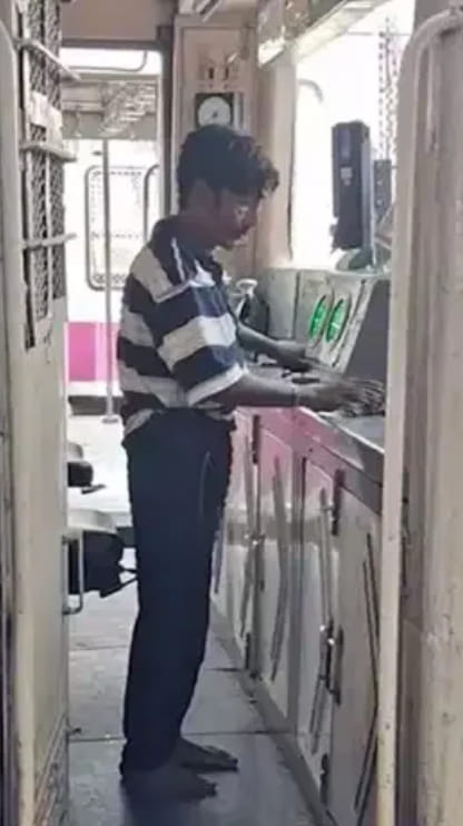 শিয়ালদহ স্টেশনে এ কী কাণ্ড! ট্রেনের কেবিনে উঠে হর্ন বাজাতে শুরু যাত্রীর