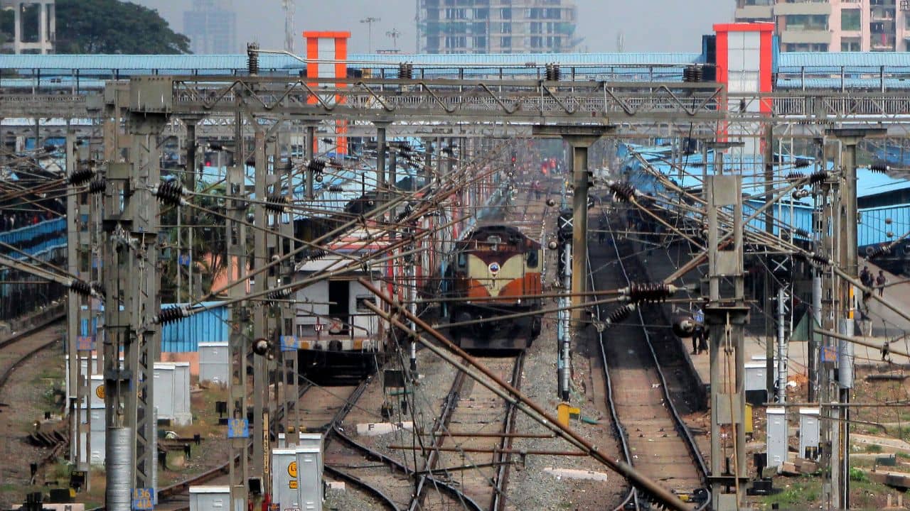 Train Cancellation: নজিরবিহীন! ককরোচ আন্দোলনের আগেই দিল্লিগামী সমস্ত ট্রেন বাতিল