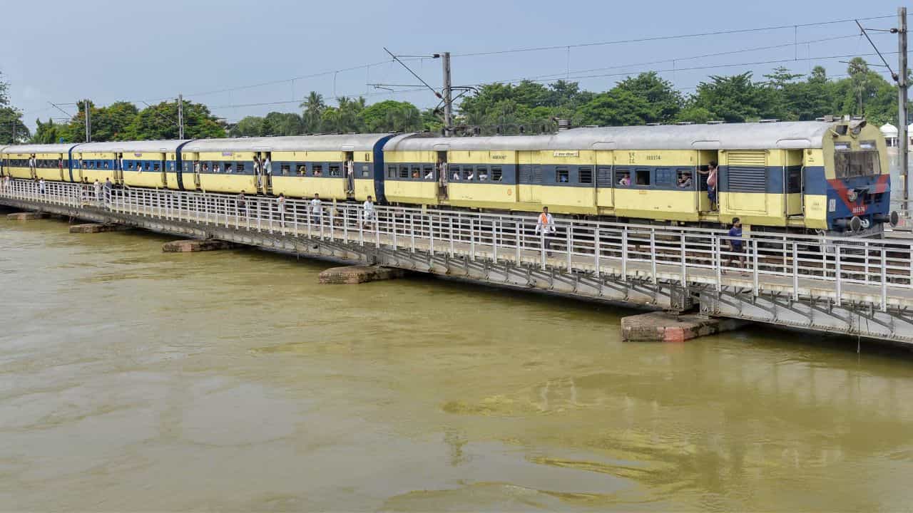 Train Cancellation: ঝুঁকি নিতে নারাজ রেল, তাই বাতিল হয়ে গেল একাধিক ট্রেন! কোন কোন ট্রেন ঘুরপথে যাবে? Train Cancellation: ঝুঁকি নিতে নারাজ রেল, তাই বাতিল হয়ে গেল একাধিক ট্রেন! কোন কোন ট্রেন ঘুরপথে যাবে?