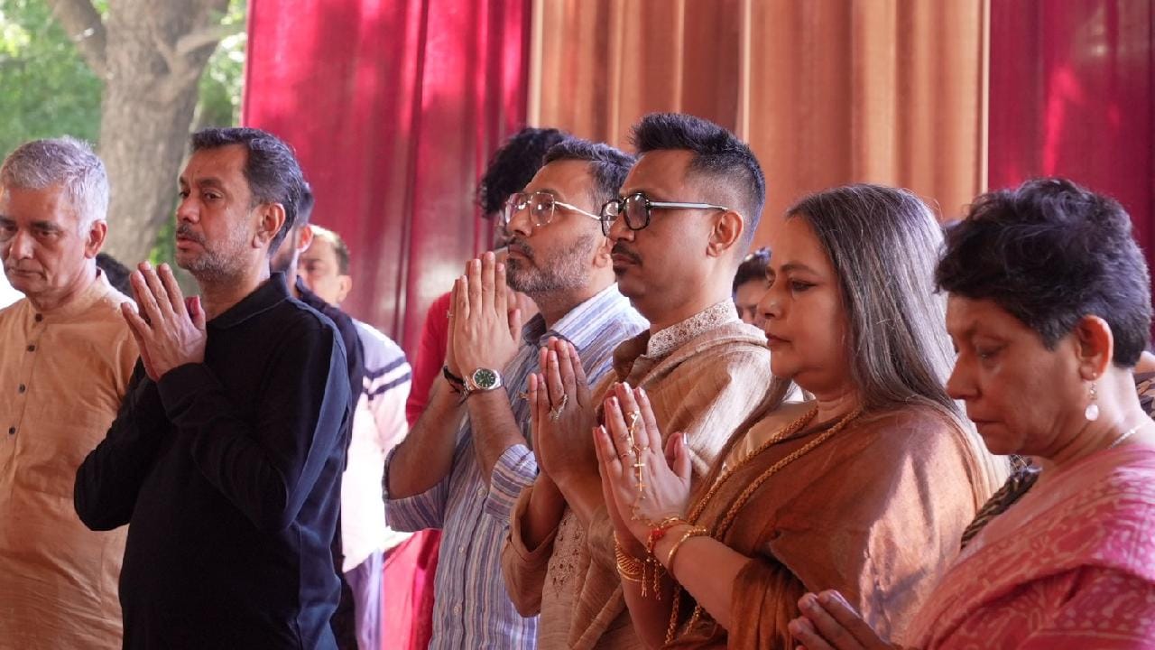 পুরোহিতের মন্ত্রপাঠে মুখরিত হয়ে ওঠে পুরো মণ্ডপ চত্বর, ভক্তি আর শ্রদ্ধায় পুজোয় অংশ নেন আপামর দিল্লিবাসী। করজোড়ে মায়ের কাছে প্রার্থনা ও পুষ্পাঞ্জলি দিলেন সকলে, যা এই পুজোর অন্যতম প্রধান অঙ্গ।