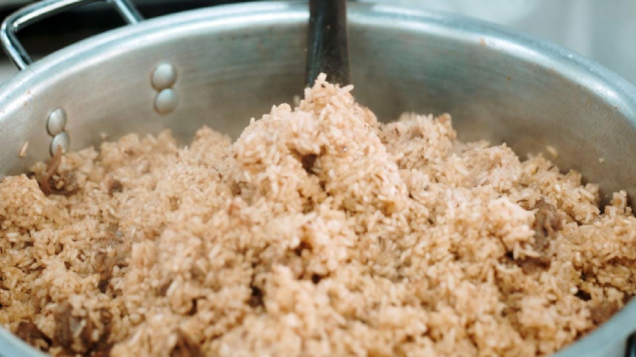 মাইক্রোওভেনে ভাত গরম করার জন্য প্রথমে একটি বাটিতে পরিমাণমতো ঠান্ডা ভাত নিতে হবে। এরপর এক বাটি ভাতের জন্য তার উপর দু'টুকরো বরফ ছড়িয়ে দিতে হবে। এবার তিন মিনিট গরম করলেই ভাত একেবারে সদ্য রাঁধা ভাতের মতো ঝরঝরে হয়ে যাবে। Image Credit- Pexel