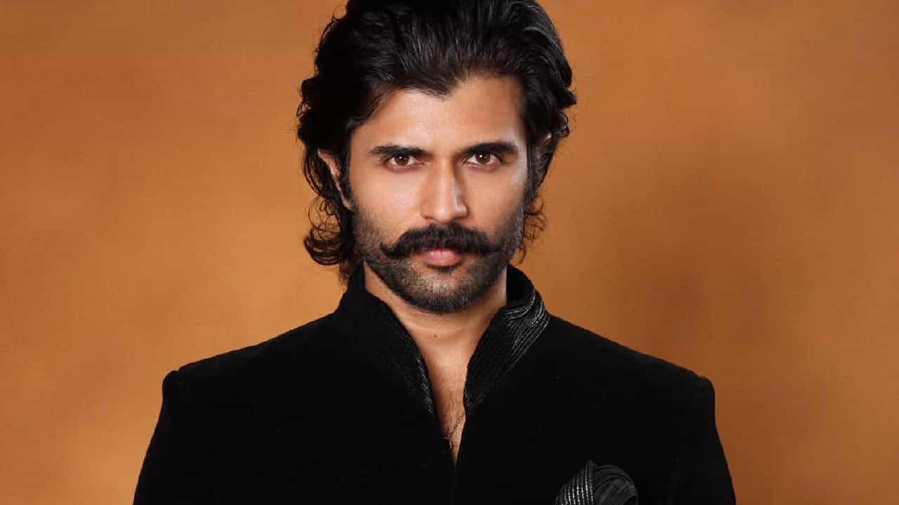 চরিত্রের প্রয়োজনে অভিনেতাদের কত কিছুই না করতে হয়! কখনও ওজন ঝরানো তো কখনও আবার চরম ডায়েট মেনে চলা। তেমনই এক ভয়ানক অভিজ্ঞতার কথা প্রকাশ্যে আনলেন দক্ষিণী সুপারস্টার বিজয় দেবেরাকোন্ডা। Facebook