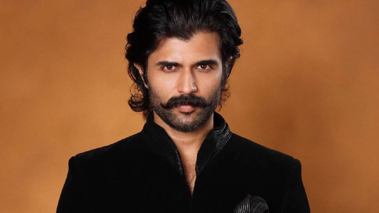 চরিত্রের প্রয়োজনে অভিনেতাদের কত কিছুই না করতে হয়! কখনও ওজন ঝরানো তো কখনও আবার চরম ডায়েট মেনে চলা। তেমনই এক ভয়ানক অভিজ্ঞতার কথা প্রকাশ্যে আনলেন দক্ষিণী সুপারস্টার বিজয় দেবেরাকোন্ডা। Facebook