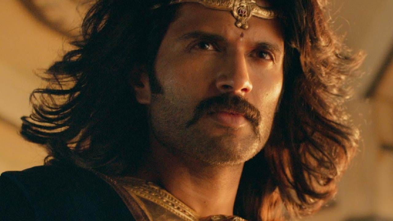 এই ছবিতে এক এমএমএ যোদ্ধার ভূমিকায় অভিনয় করেছিলেন তিনি। সেই পেশিবহুল ও ছিপছিপে চেহারা ফুটিয়ে তুলতেই শুরু হল কঠোর শারীরিক প্রস্তুতি। জল খাওয়ার পরিমাণ এক ধাক্কায় কমিয়ে মাত্র ১০০ মিলিলিটারে নামিয়ে আনেন অভিনেতা। Facebook