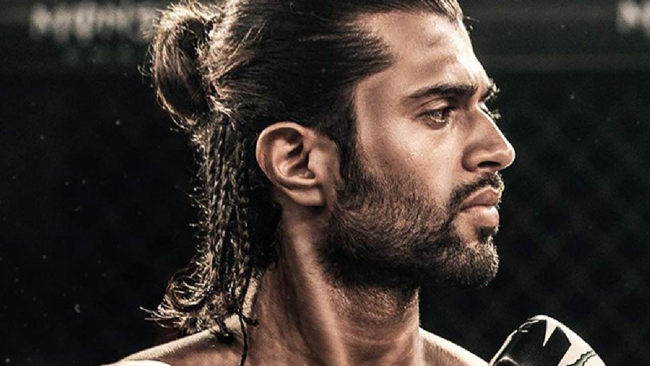 এমনিতে ফিটনেস নিয়ে তিনি বরাবরই খুব সচেতন। রোজ নিয়ম করে চার থেকে ছয় লিটার জল খাওয়া তাঁর দীর্ঘদিনের অভ্যাস। কিন্তু সেই অভ্যাসে হঠাৎই বাধা হয়ে দাঁড়িয়েছিল ‘লিগার’ ছবির শুটিং। Facebook