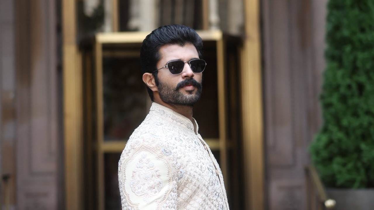পেশিবহুল শরীর পর্দায় তুলে ধরতে শুটিংয়ের আগে টানা দশ ঘণ্টা জল না খেয়ে থাকতেন তিনি। পরিস্থিতি এমন জায়গায় পৌঁছত যে, তেষ্টা মেটাতে শেষ পর্যন্ত বরফের টুকরো চিবিয়ে খেতে হত তাঁকে। এই পদ্ধতি একেবারেই স্বাস্থ্যকর ছিল না বলে জানিয়েছেন অভিনেতা নিজেই। Facebook